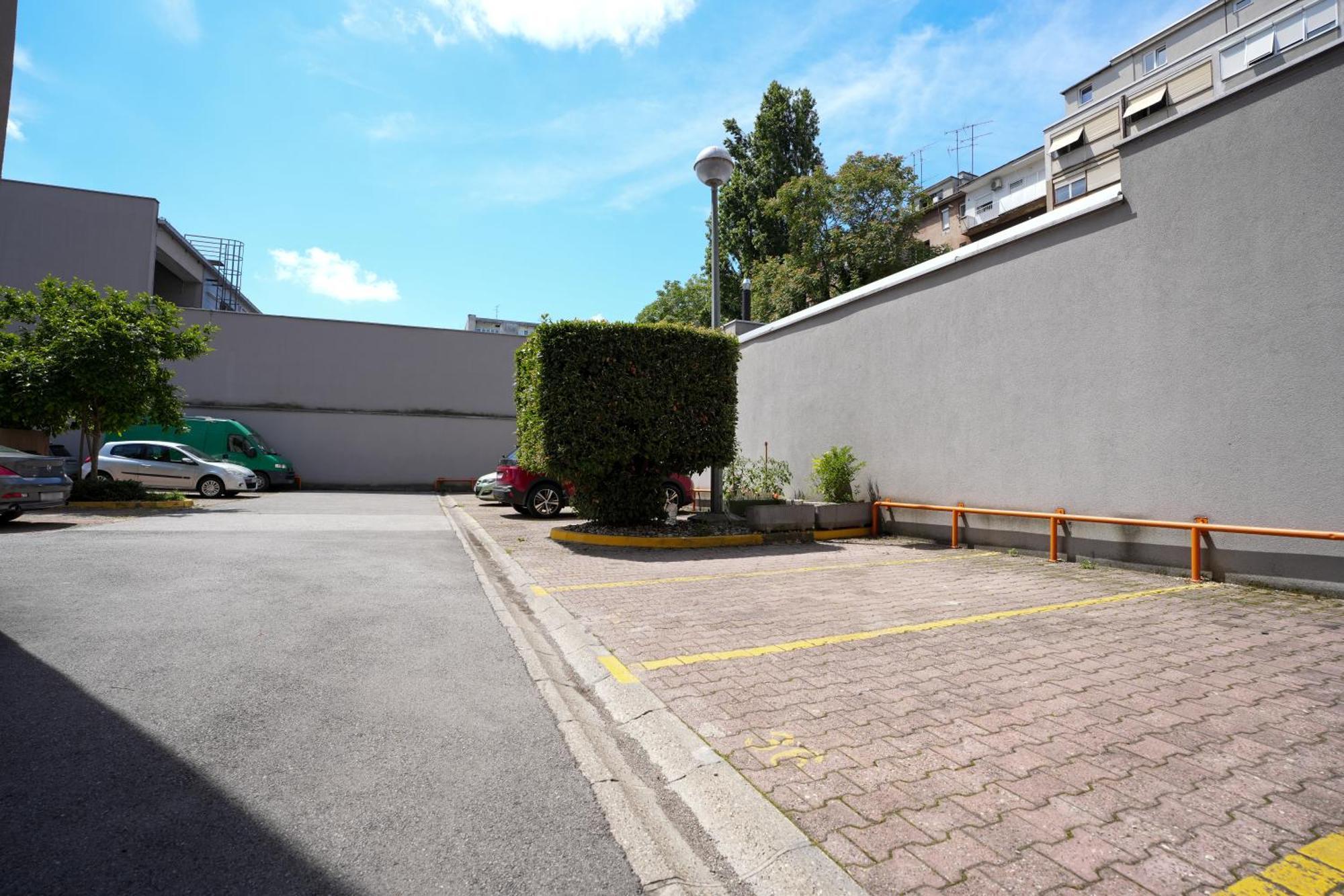 Sunshine Centre Free Parking *